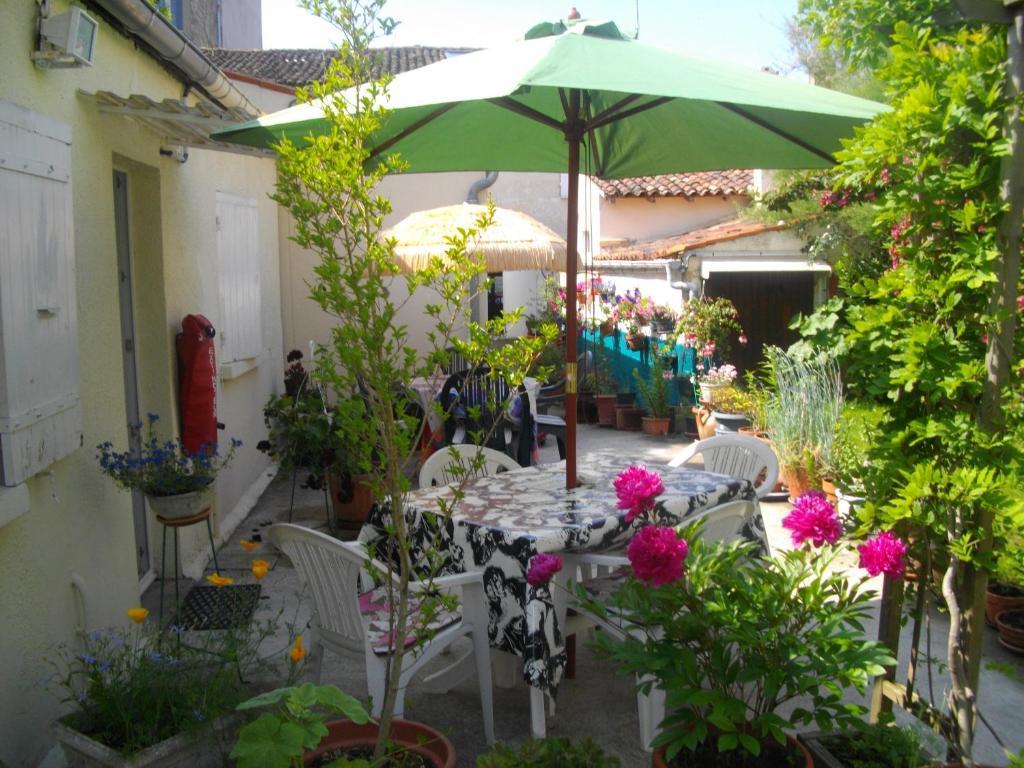 Le Parisien Hotel Saintes Bilik gambar