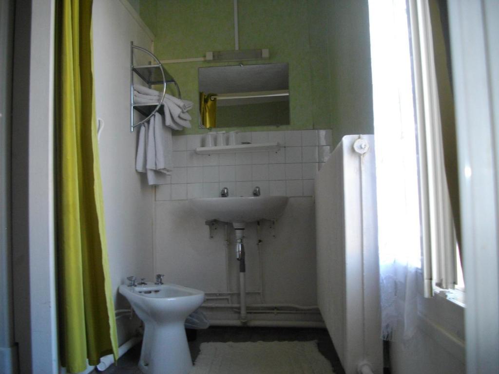 Le Parisien Hotel Saintes Bilik gambar